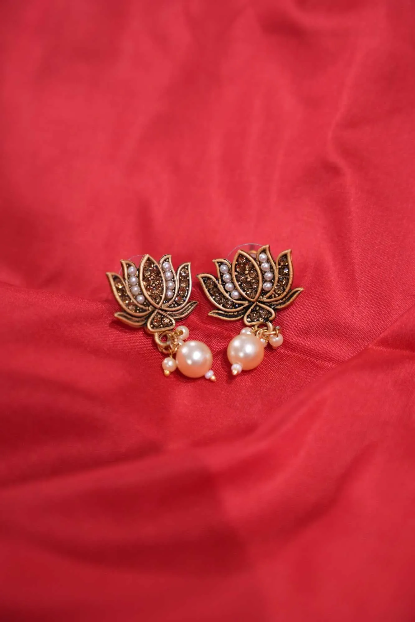 A beautiful lotus design made with white moti (pearls), featuring a pearl necklace and matching earrings.