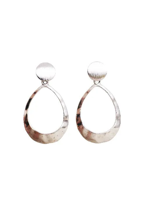 Kinsley Geometric Oval Earrings in Hammered Silver