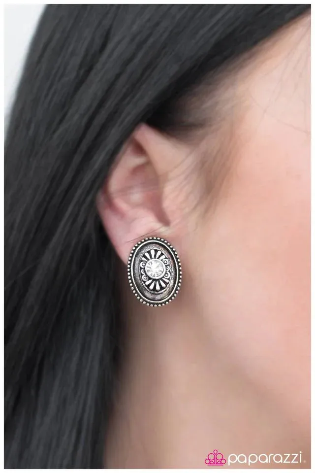 Paparazzi Earring ~ The Good Times - White