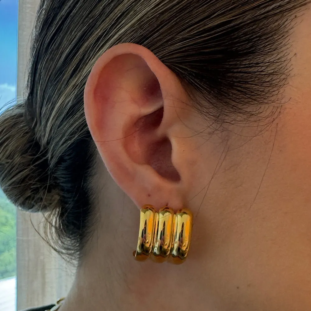 RIBBED CURVE GOLDEN EARRINGS